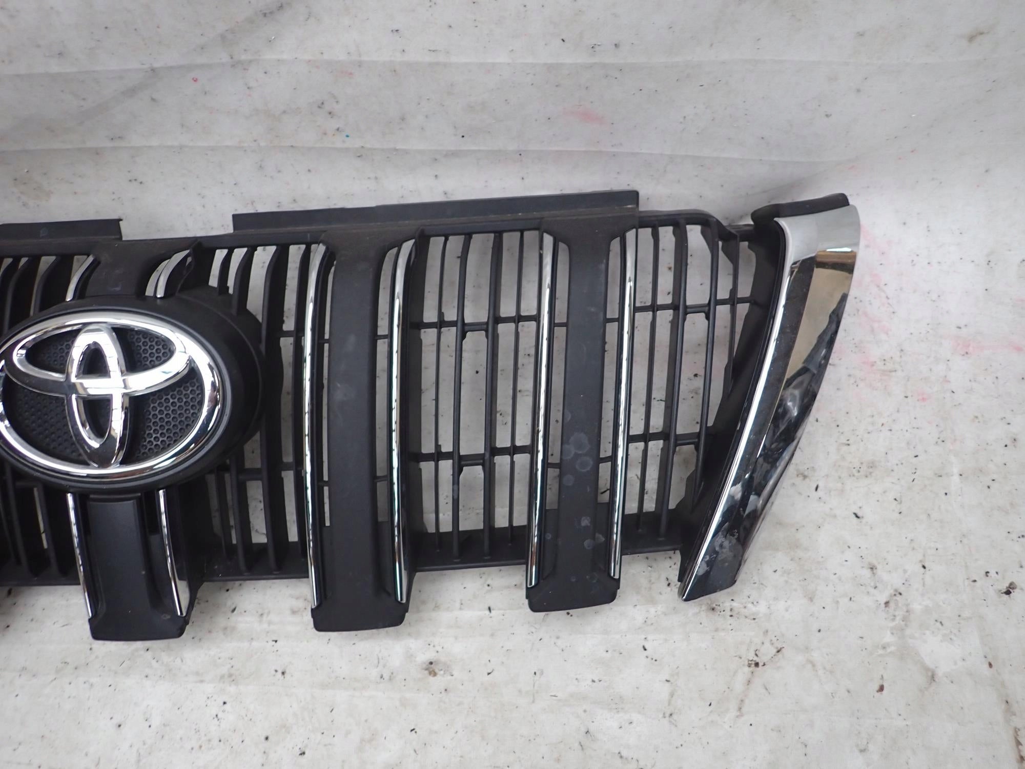 Kühlergrill Toyota LAND CRUISER J15 FRONTGRILL 5311160A61 Kühlergitter