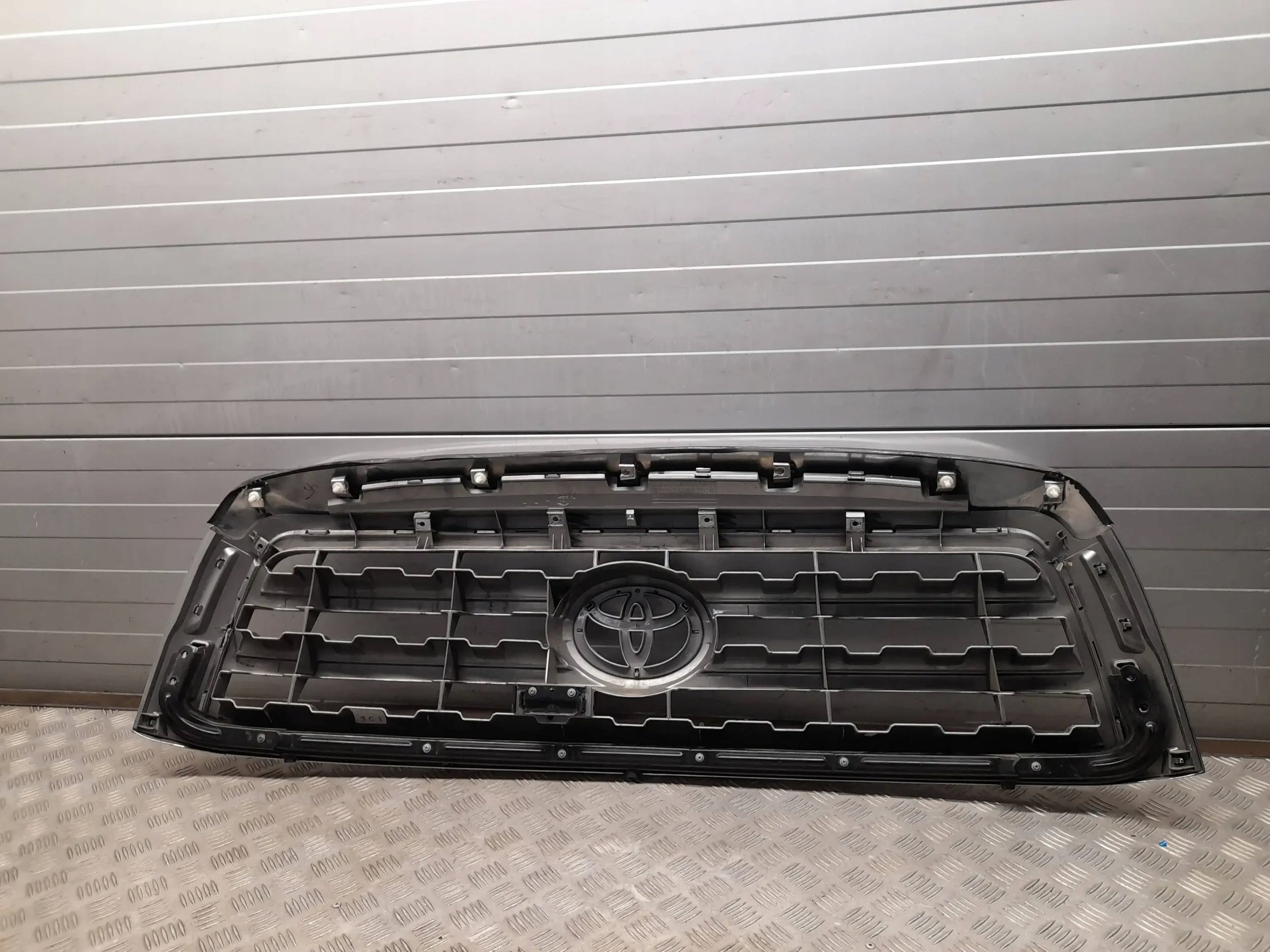 Kühlergrill Toyota E 5 FRONTGRILL 7531000C19 Kühlergitter