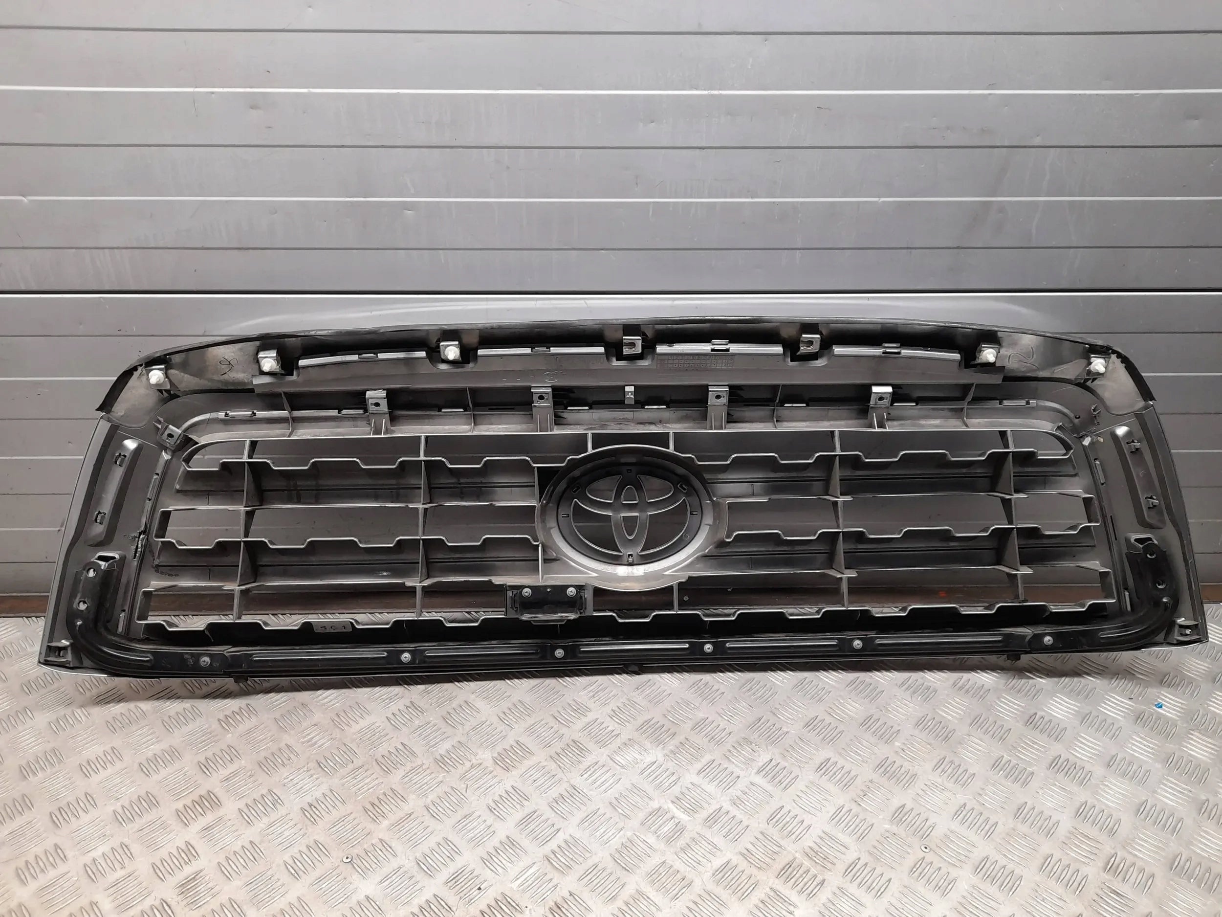 Kühlergrill Toyota E 5 FRONTGRILL 7531000C19 Kühlergitter