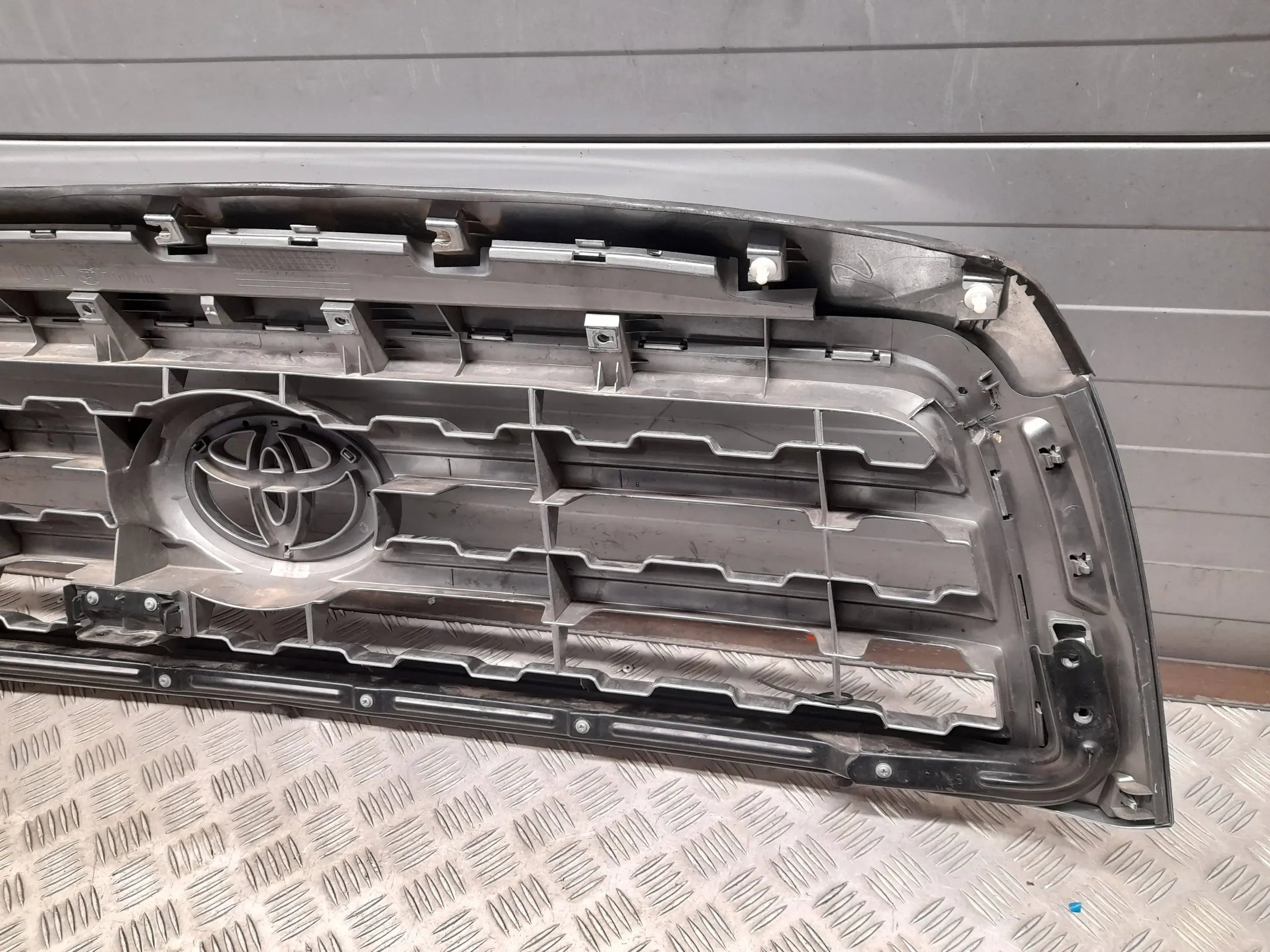 Kühlergrill Toyota E 5 FRONTGRILL 7531000C19 Kühlergitter