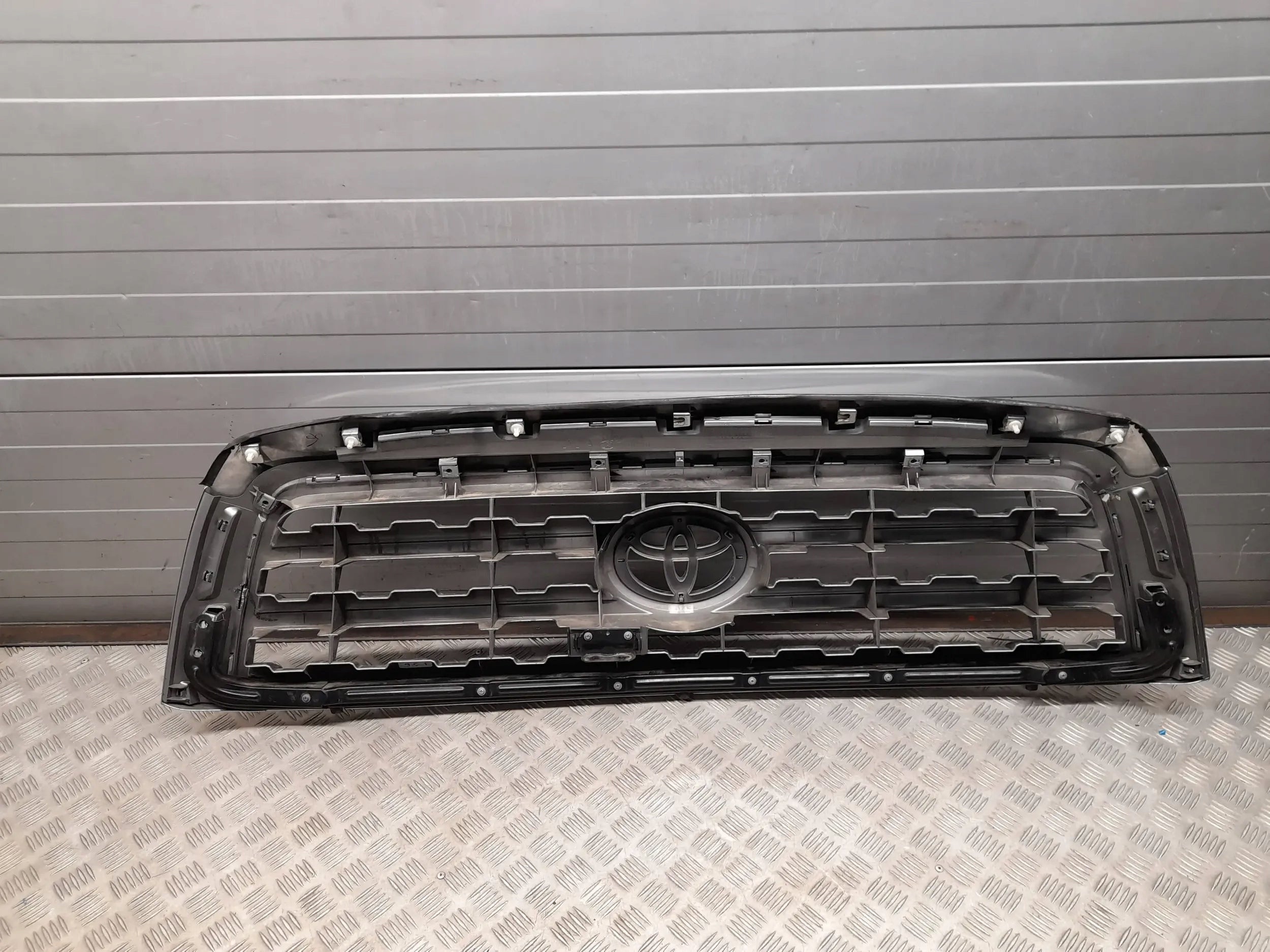 Kühlergrill Toyota E 5 FRONTGRILL 7531000C19 Kühlergitter