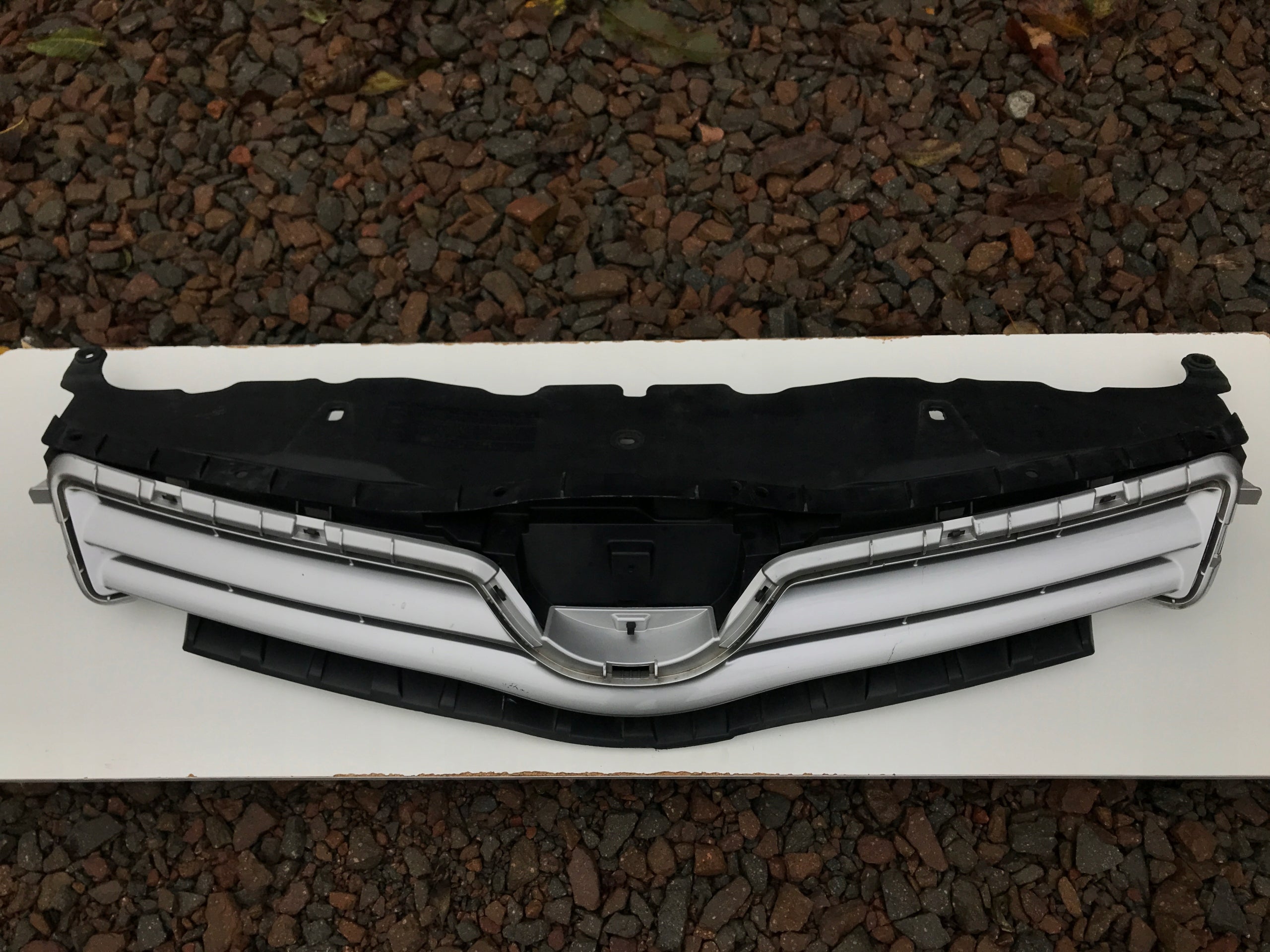 Kühlergrill Toyota E AURIS FRONTGRILL Kühlergitter