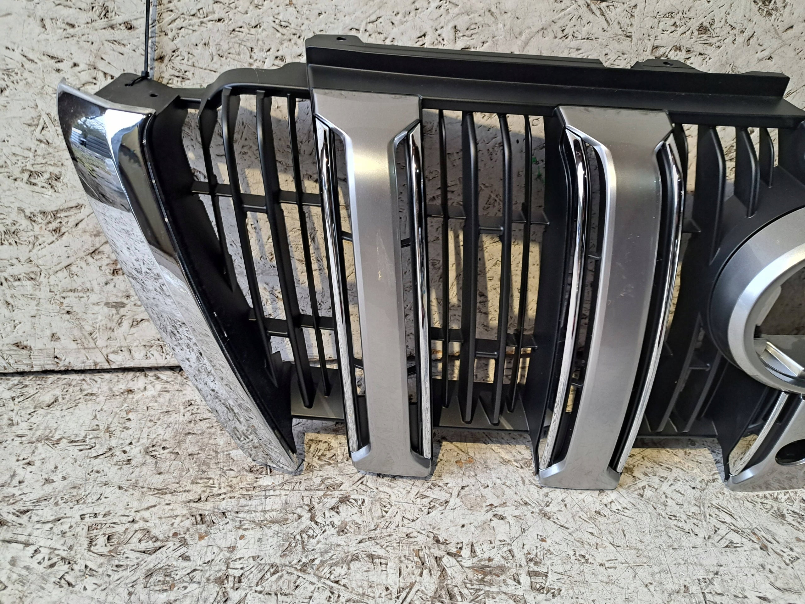 Kühlergrill Toyota LAND 5 E FRONTGRILL 5310160C01 Kühlergitter