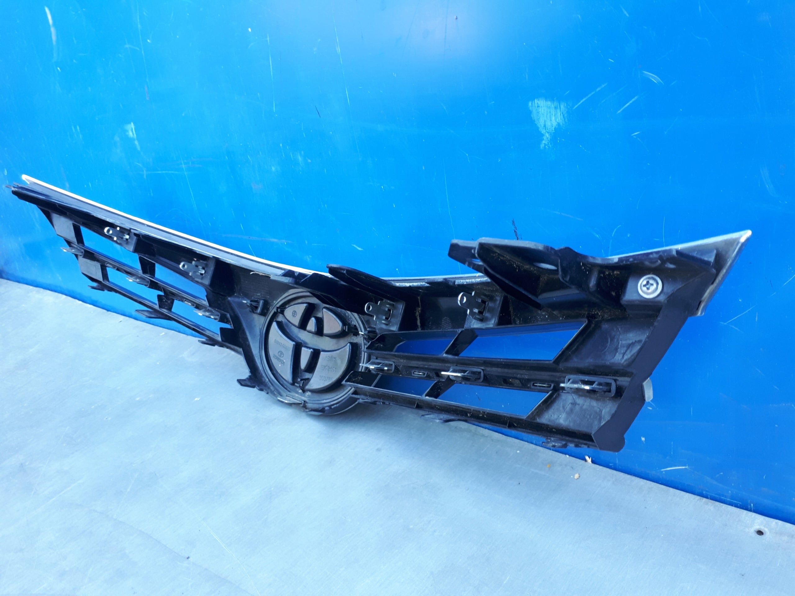 Kühlergrill Toyota COROLLA A80 E17 5 FRONTGRILL 5311102A80 Kühlergitter