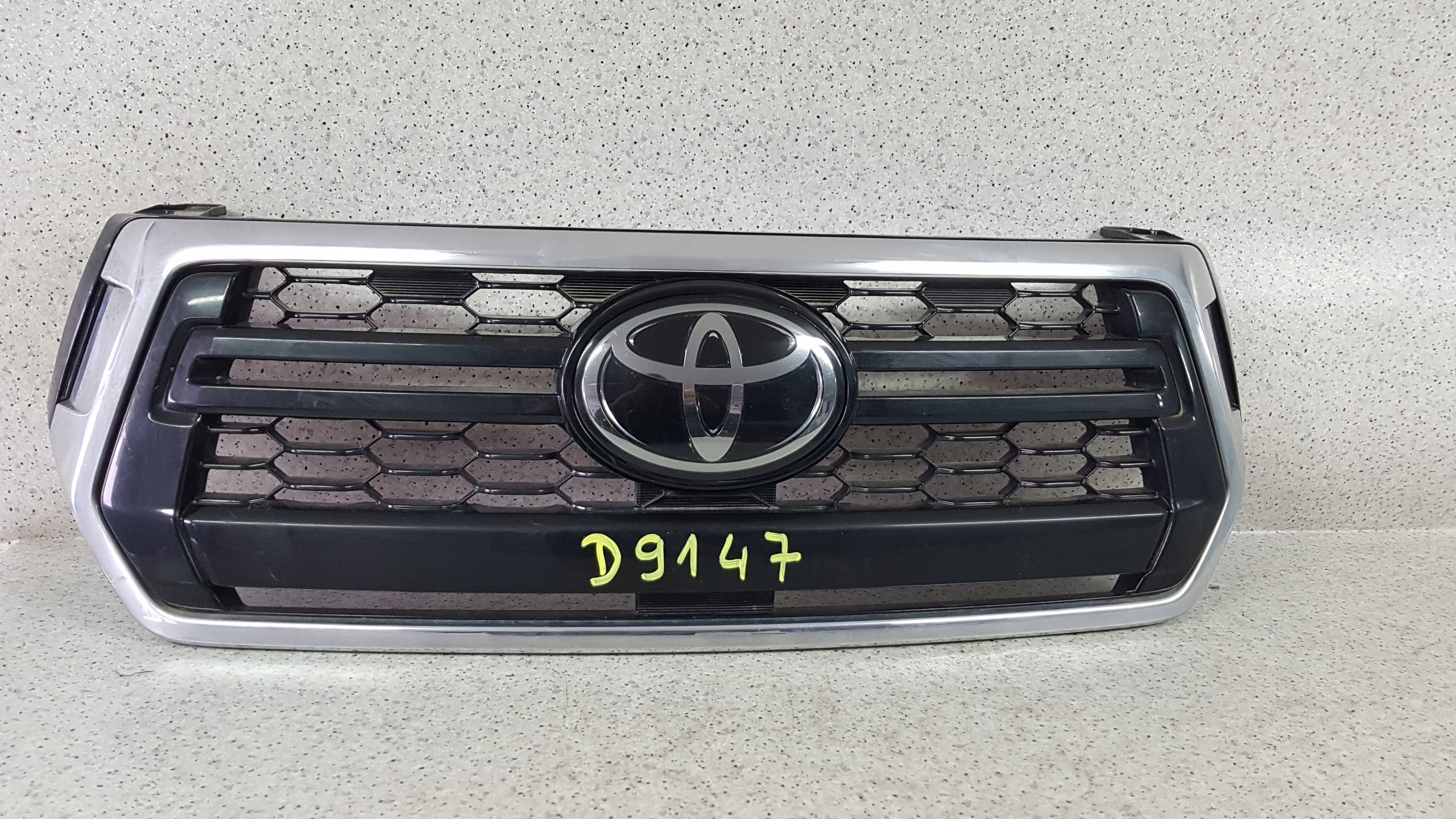  Grille de radiateur Toyota V P1 E HILUX 5 FRONT GRILL 53111YP100 calandre  product image