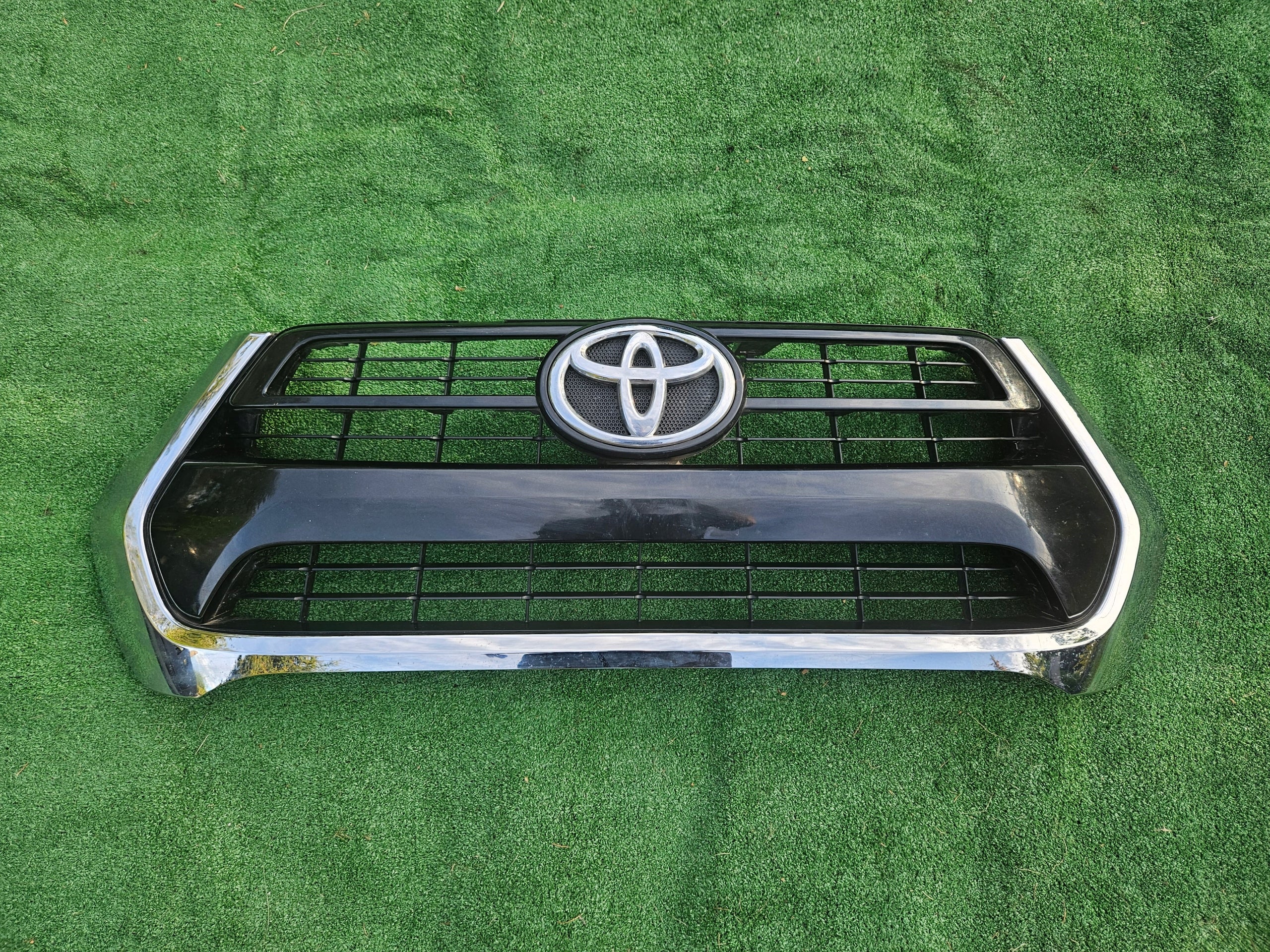 Kühlergrill Toyota 5 E HILUX V FRONTGRILL 531000KK00 Kühlergitter