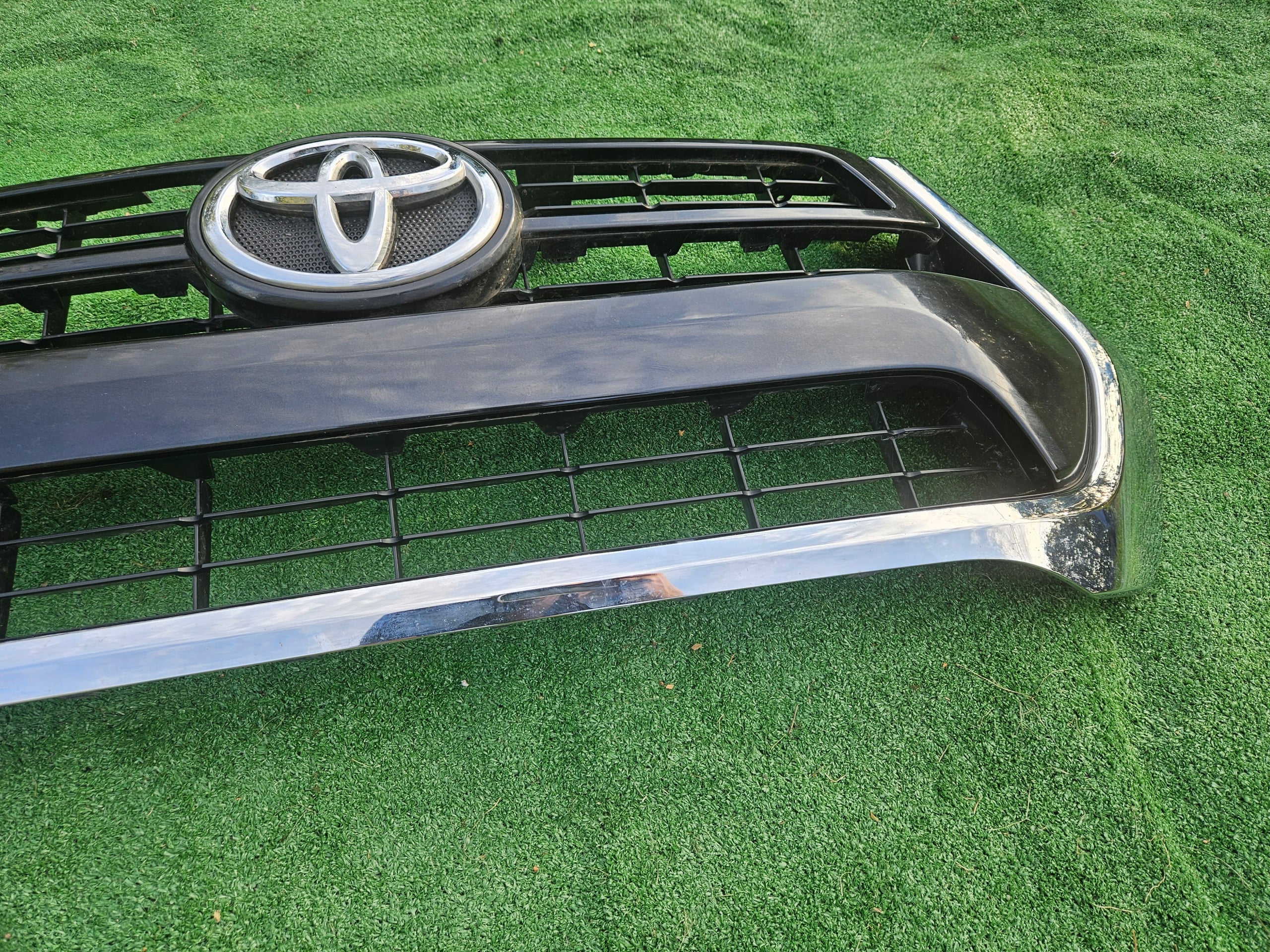 Kühlergrill Toyota 5 E HILUX V FRONTGRILL 531000KK00 Kühlergitter