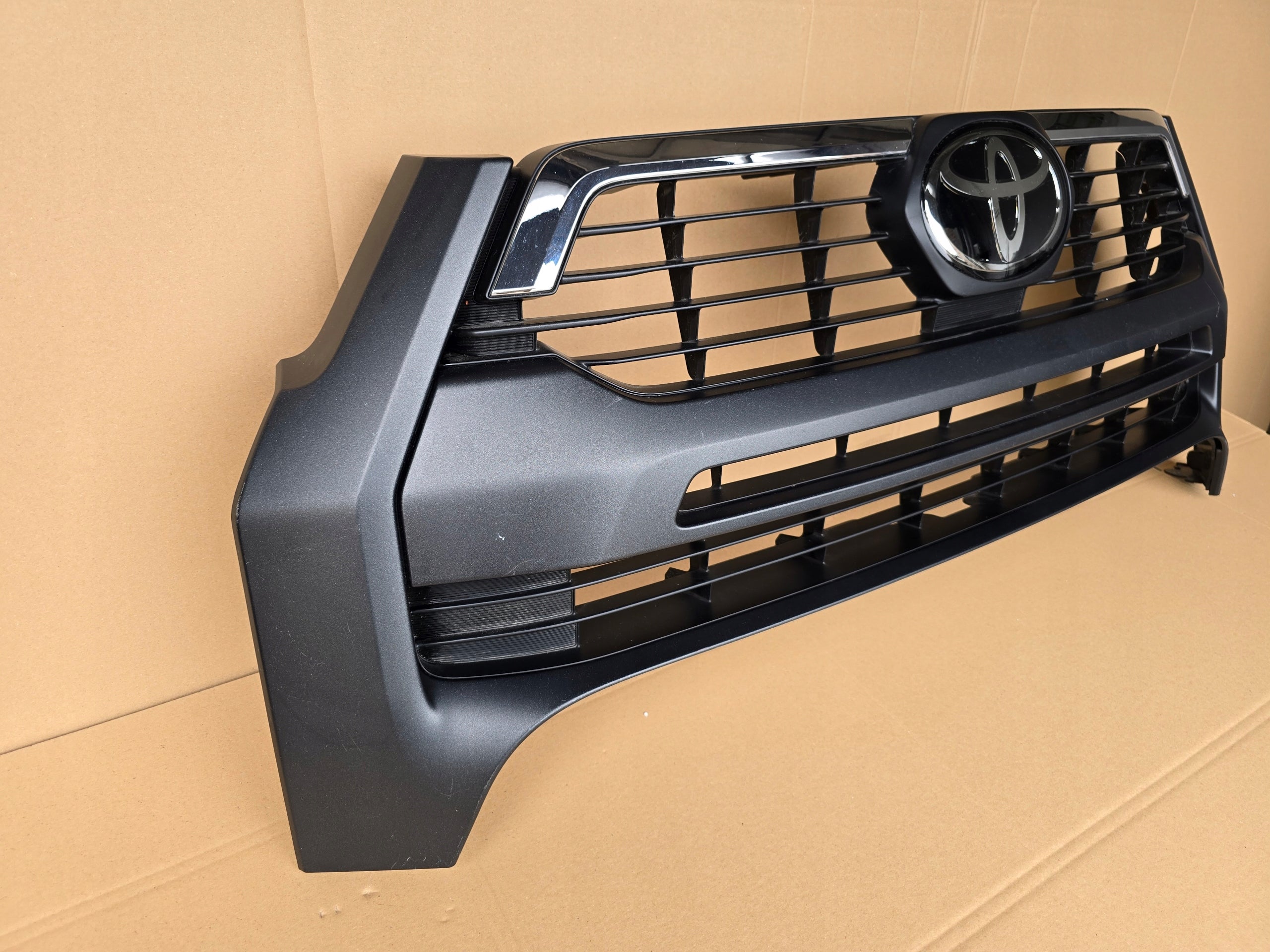 Kühlergrill Toyota E HILUX V FRONTGRILL Kühlergitter