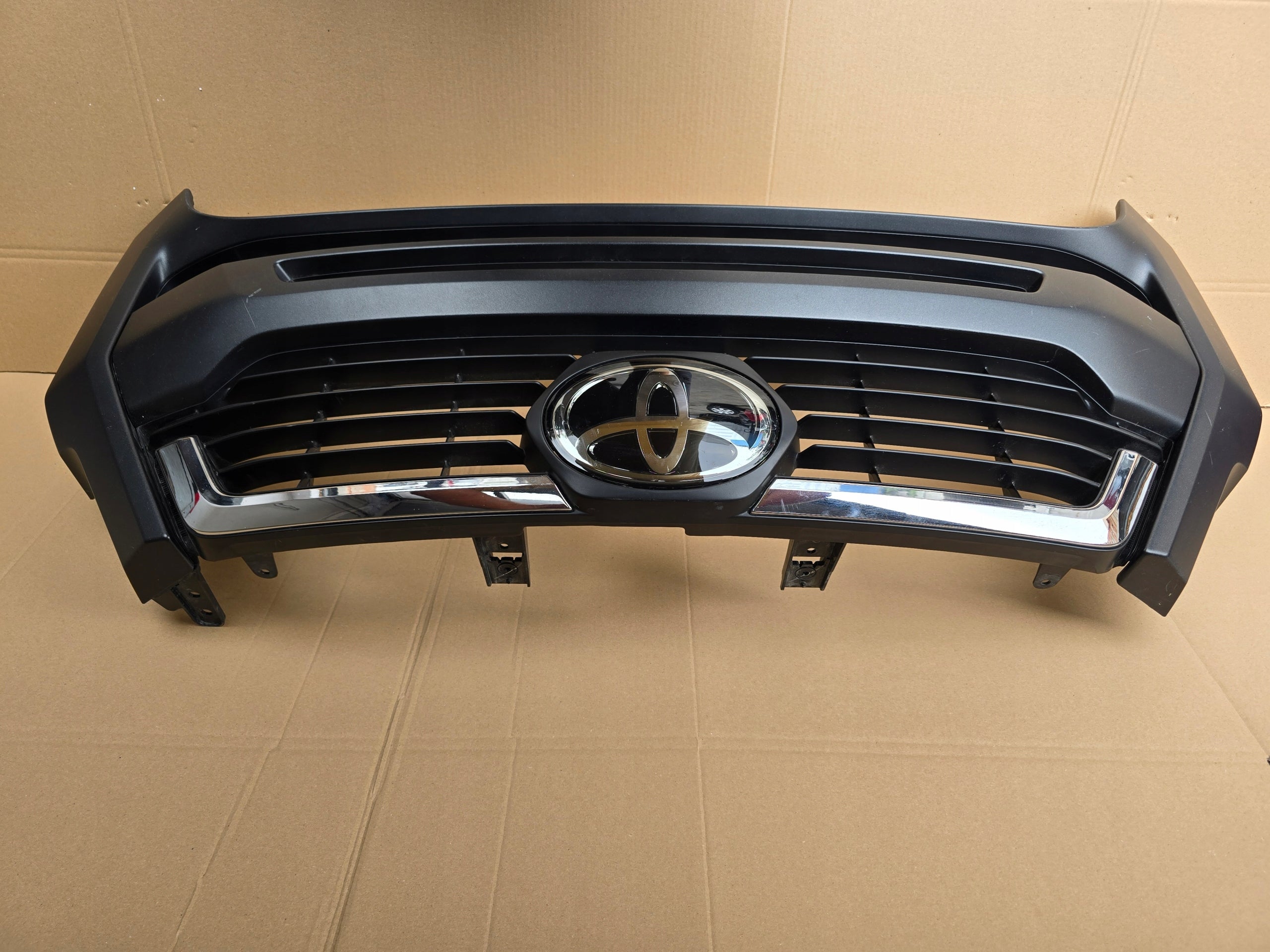 Kühlergrill Toyota E HILUX V FRONTGRILL Kühlergitter