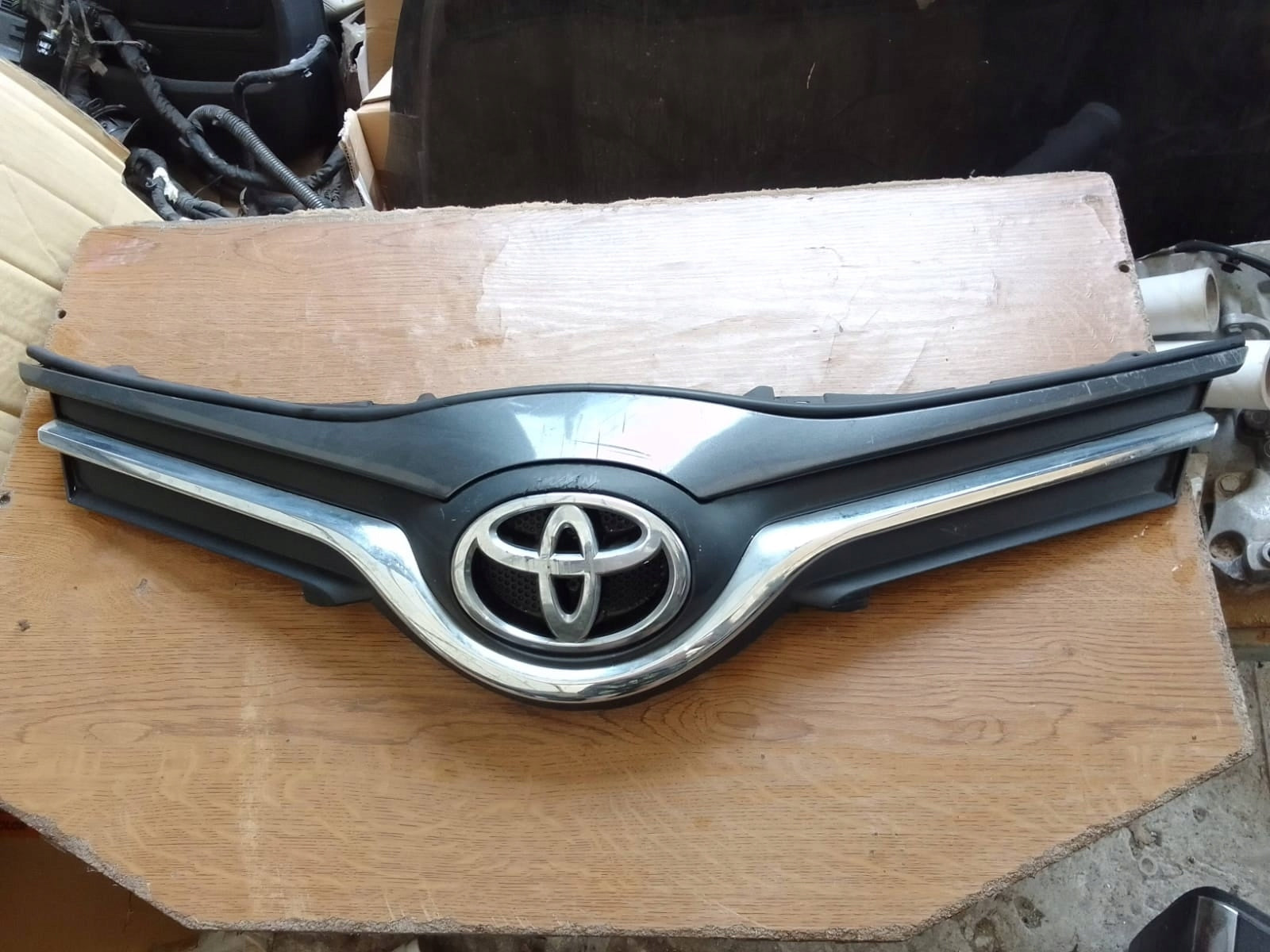 Kühlergrill Toyota E YARIS I FRONTGRILL Kühlergitter