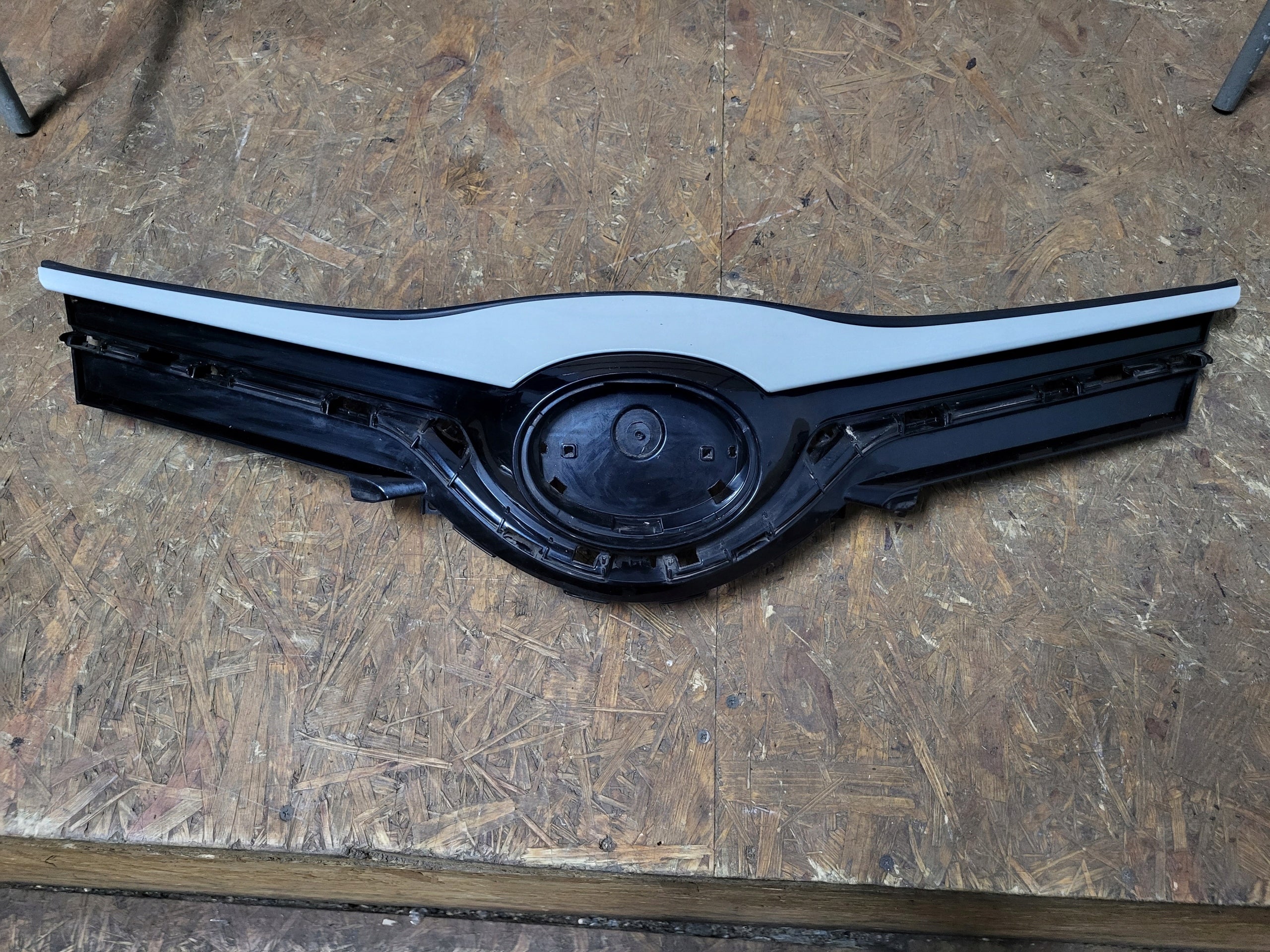 Kühlergrill Toyota E YARIS I FRONTGRILL 5258964321 Kühlergitter