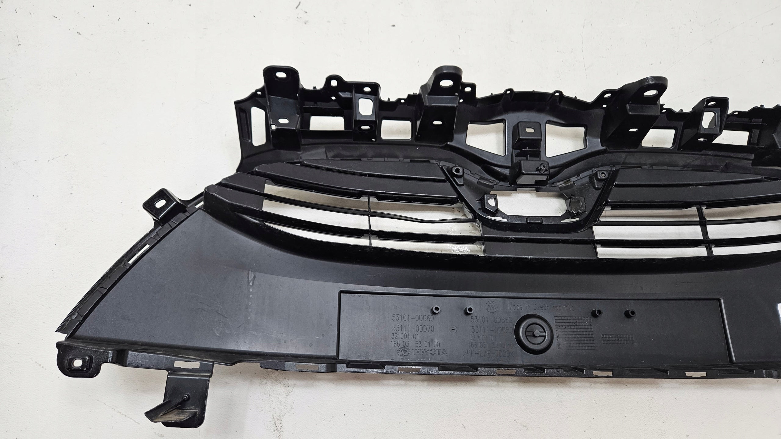 Kühlergrill Toyota E 5 V YARIS I FRONTGRILL 531010DG60 Kühlergitter