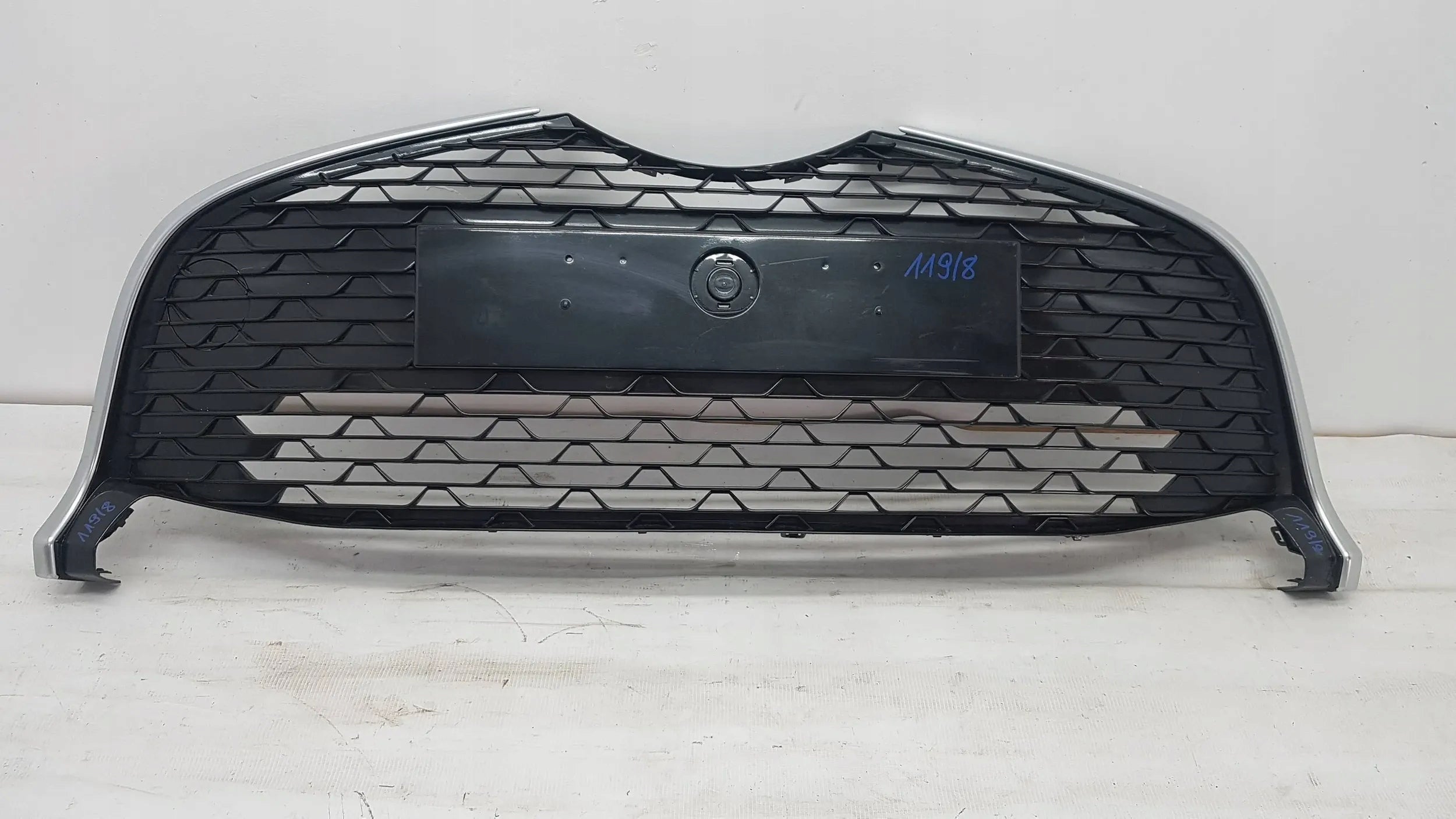  Kühlergrill Toyota YARIS I FRONTGRILL 531020D110 Kühlergitter product image