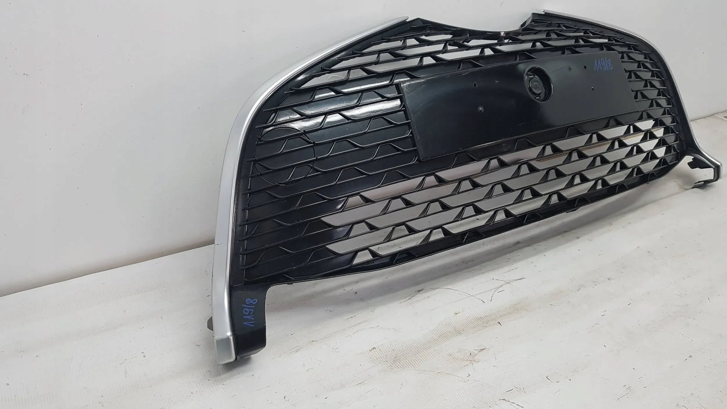 Kühlergrill Toyota YARIS I FRONTGRILL 531020D110 Kühlergitter