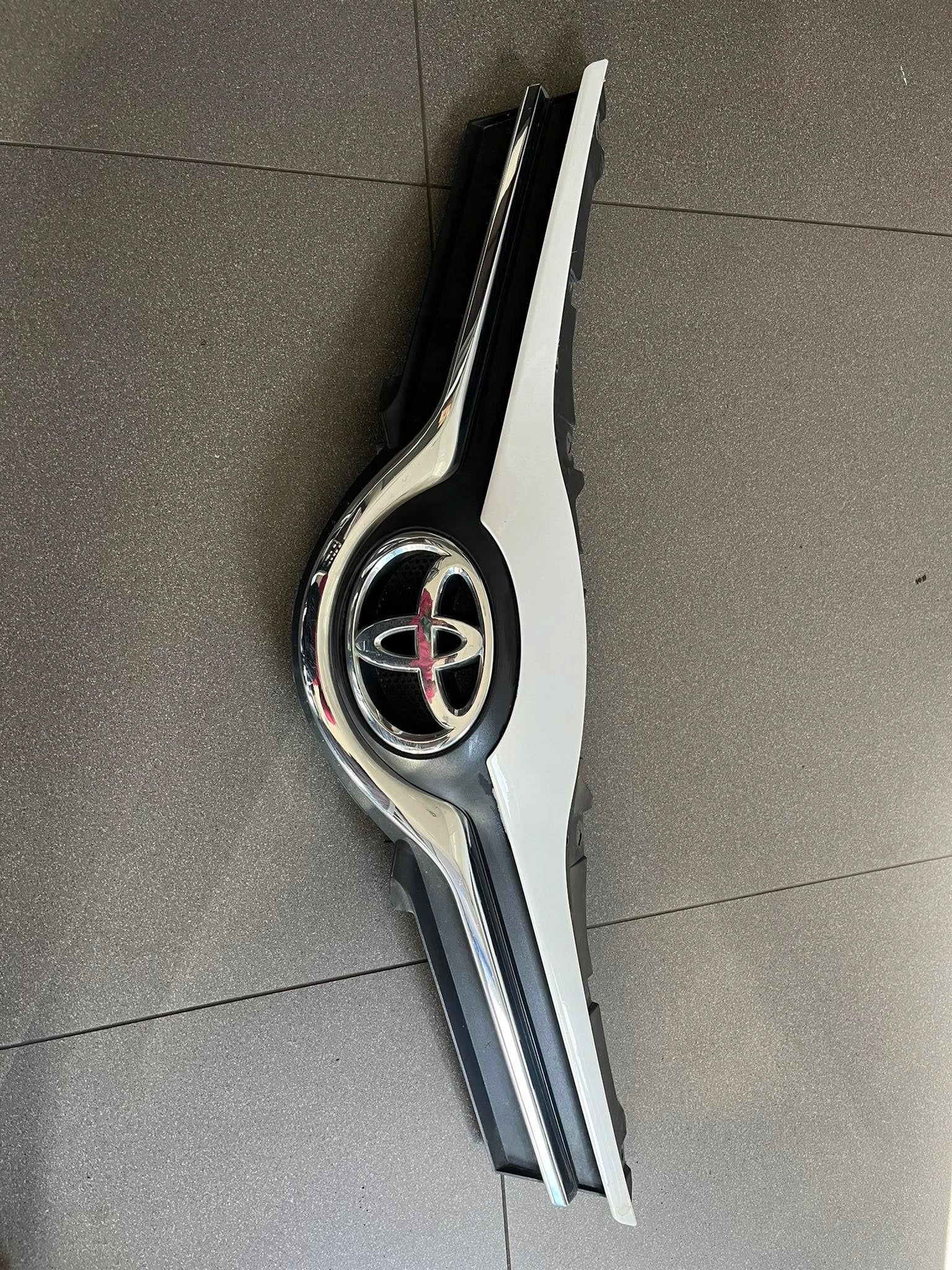 Kühlergrill Toyota YARIS I E 5 FRONTGRILL 531010D660 Kühlergitter