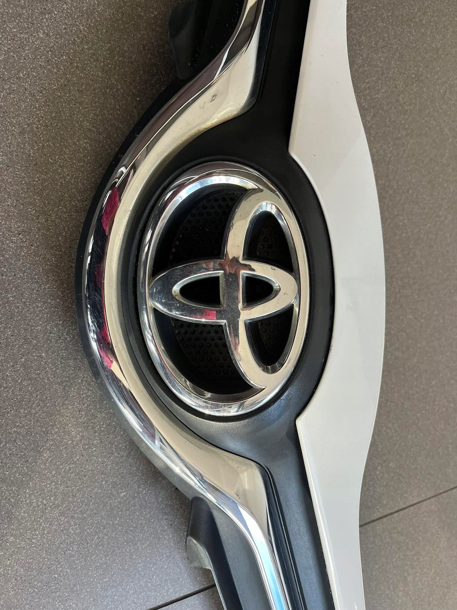 Kühlergrill Toyota YARIS I E 5 FRONTGRILL 531010D660 Kühlergitter