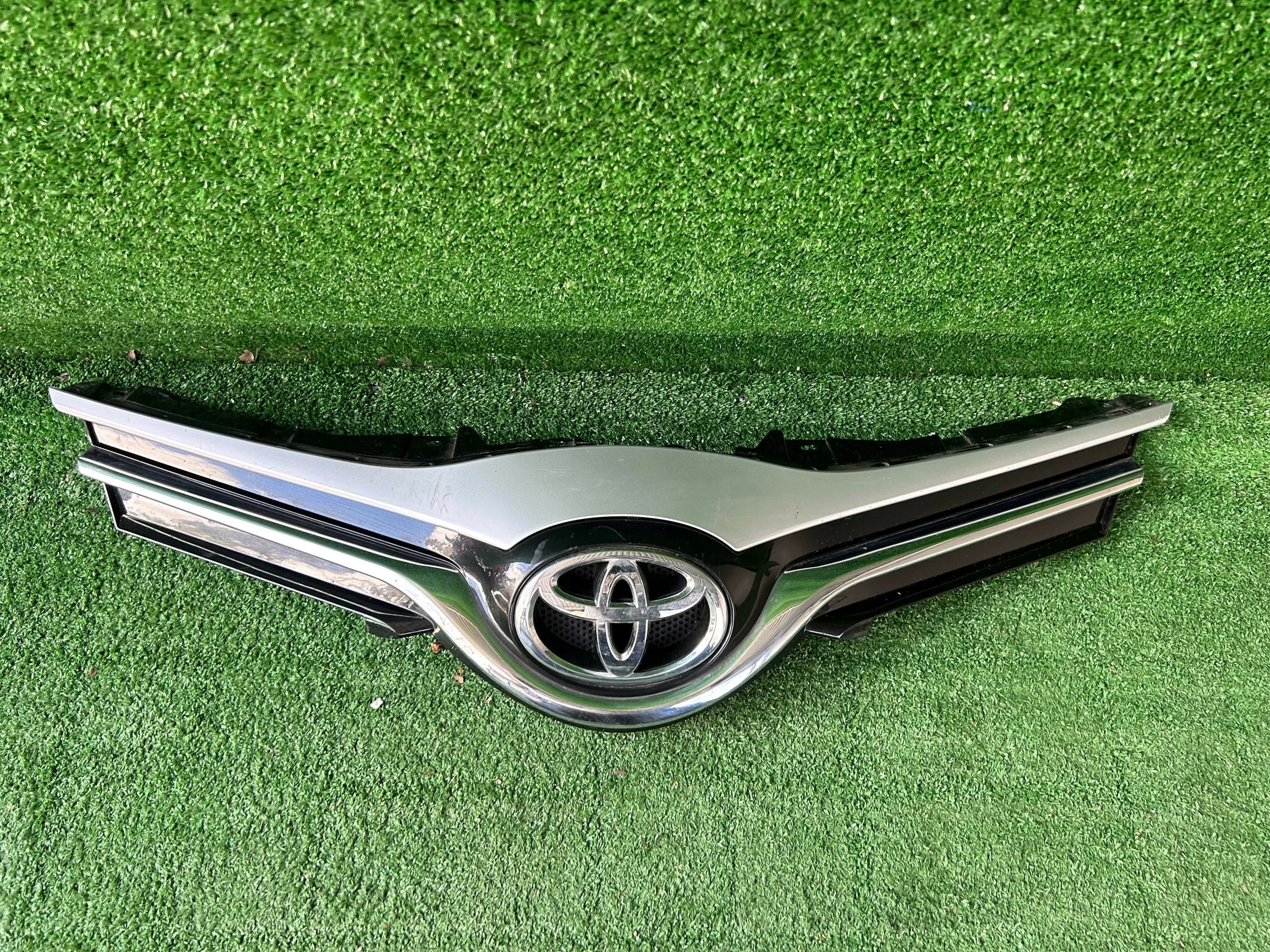 Kühlergrill Toyota E 5 YARIS FRONTGRILL 531010D680 Kühlergitter