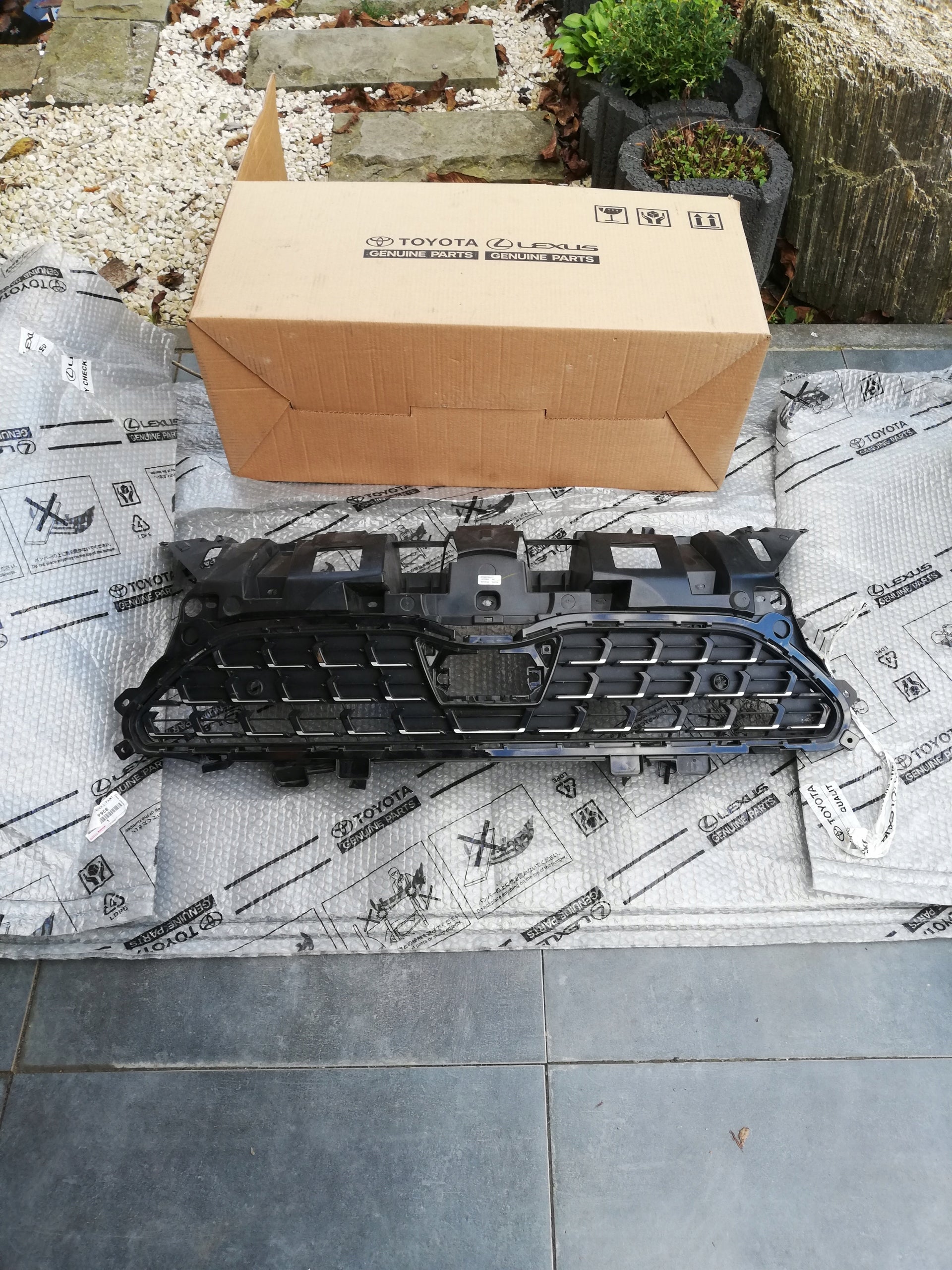 Kühlergrill Toyota E 5 YARIS CROSS FRONTGRILL 531110DB20 Kühlergitter