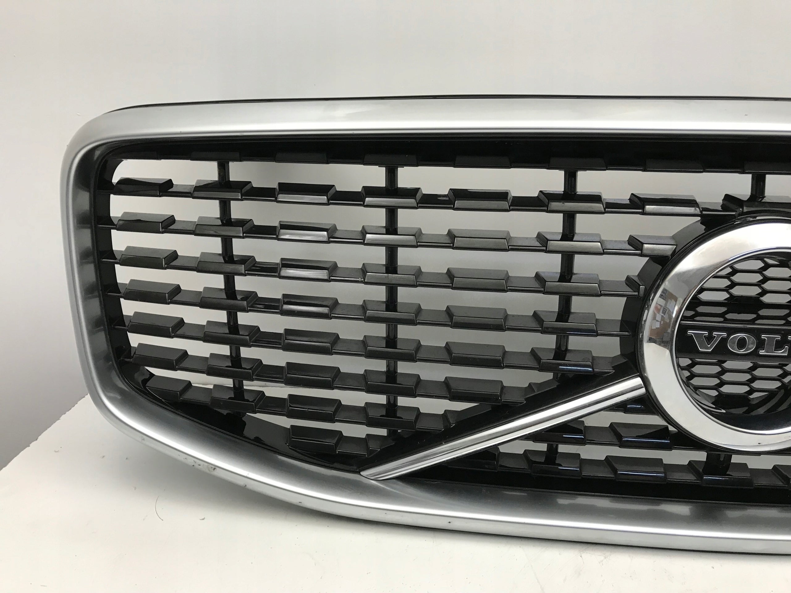 Kühlergrill Volvo XC60 II 142 FRONTGRILL 31425534 Kühlergitter